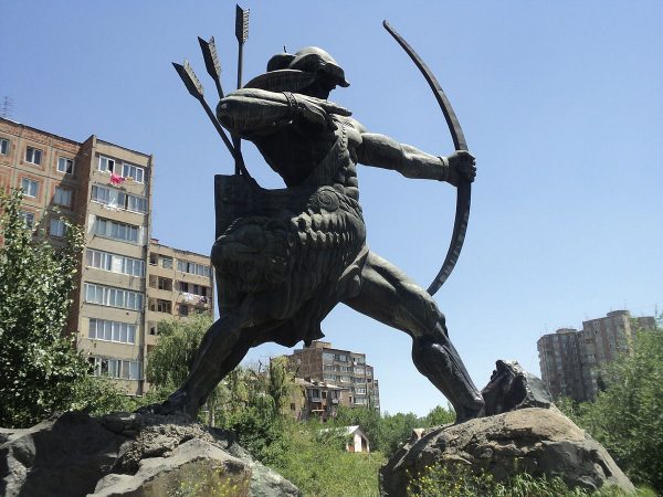 Статуя Айка в Ереване