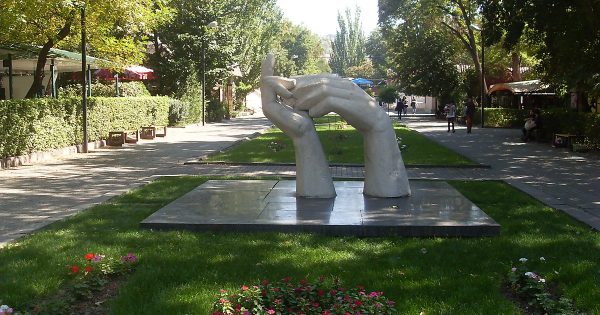 Скульптуры рук в Парке молодости