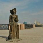 Скульптура «Дама с собачкой» в Астрахани