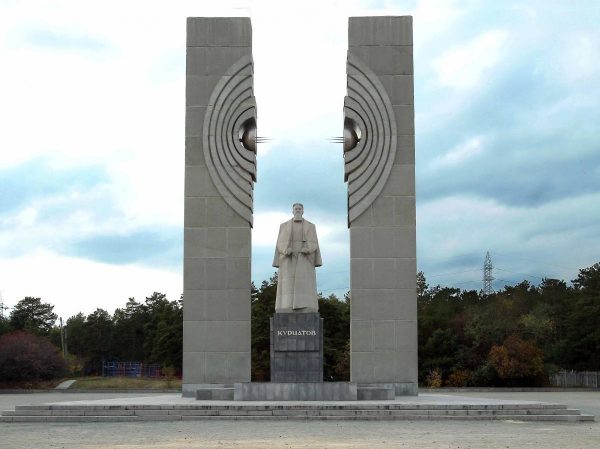 Памятник Курчатову в Челябинске