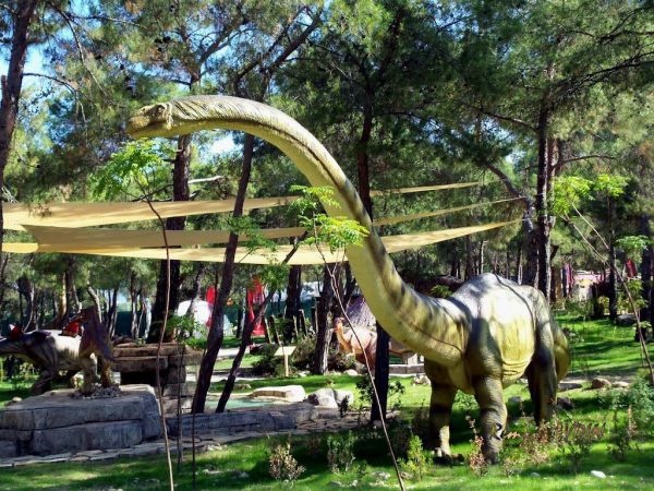 Динозавр в динопарке Гейнюк